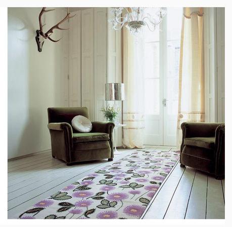arredamento scandinavo stile minimalista pareti bianche e pavimento bianco 