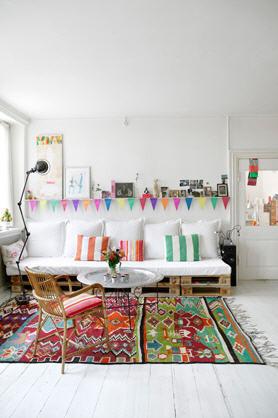 salotto salone arredamento scandinavo stile pareti bianche pavimento bianco minimal stile minimalista accessori colorati