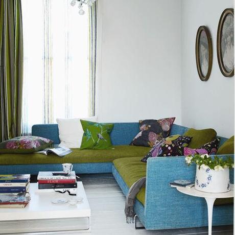 stile scandinavo divano vintage motivi floreali salone salotto arredamento interno bianco