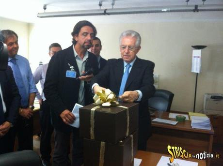 Striscia consegna al premier Monti tutti gli sprechi segnalati al tg satirico