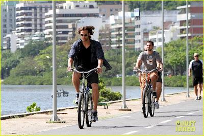 Rio de Janeiro: Jared Padalecki in costume e in bici