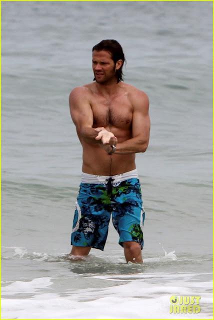 Rio de Janeiro: Jared Padalecki in costume e in bici