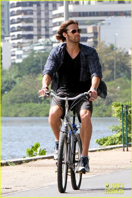 Rio de Janeiro: Jared Padalecki in costume e in bici