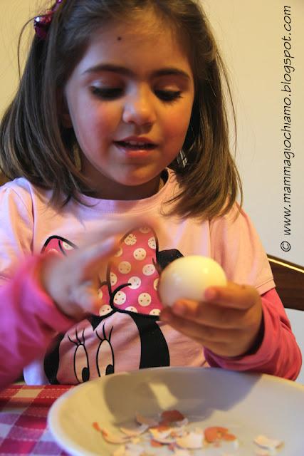 Attività di vita pratica: sgusciare l'uovo sodo