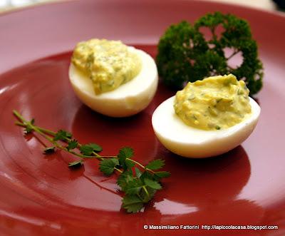 Uova ripiene di maionese alla pimpinella, prezzemolo e acciughe