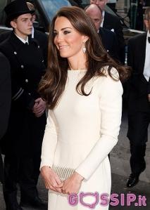 Kate Middleton in abito con spacco ad una cerimonia ufficiale.
