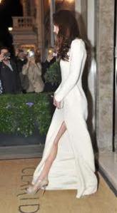 Kate Middleton in abito con spacco ad una cerimonia ufficiale.