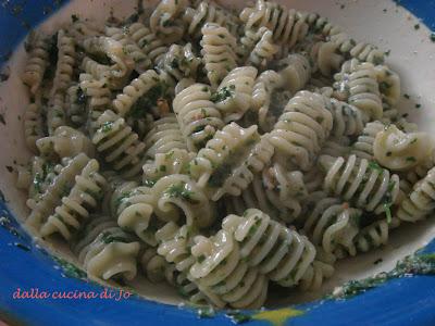 Pasta con pesto di rucola, noci e pinoli