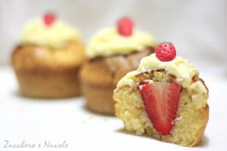 Cupcake al cioccolato bianco con cuore di fragola…