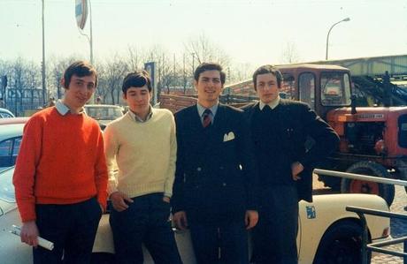 70040023 secondo da sinistra....... sissignori è il secondo da sinistra…