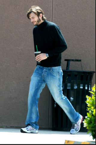 Prime foto di Ashton Kutcher vestito come Steve Jobs