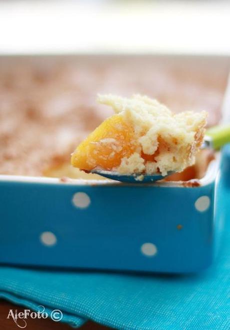 Tortino di pesche aromatizzate alla cannella e amaretti.