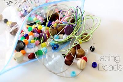 Montessori Moment: perline e bottoni.