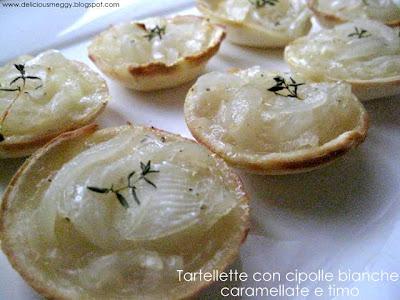 Tartellette con cipolle bianche caramellate e timo