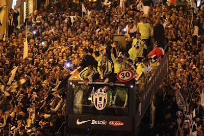 Juventus in trionfo per Torino: migliaia di tifosi per la festa scudetto (VIDEO)