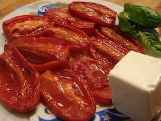 Bruschetta con San Marzano al forno e robiola