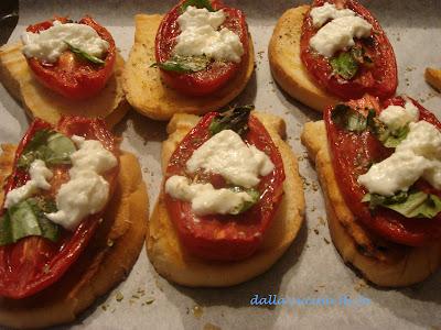 Bruschetta con San Marzano al forno e robiola