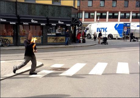 Uomo si da fuoco a Oslo davanti al tribunale che processa Breivik, il massacratore di Utoya