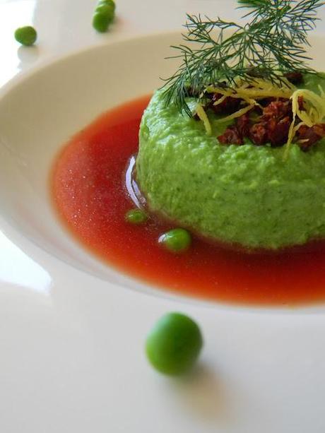 Budino di Pisellini e Aneto con Consomme' di Pomodoro e The Nero