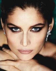 Laetitia Casta posa per Vogue.