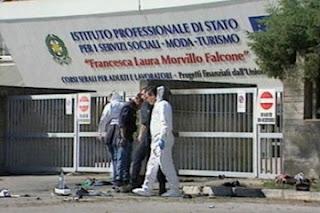 Attentato a Brindisi: muore una studentessa, sette feriti