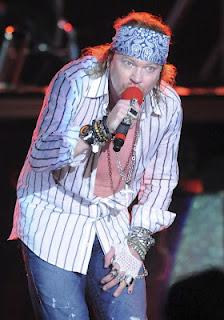 Axl Rose - Cade da un tavolo in Russia (foto)