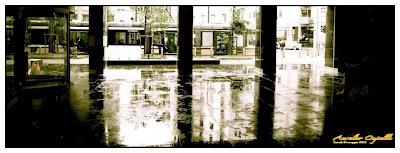 ammirando il passaggio del tram, sotto la pioggia