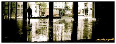 ammirando il passaggio del tram, sotto la pioggia