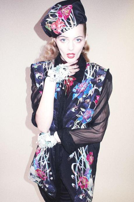 INSOLITE STAMPE FLOREALI NEGLI ABITI DI HERMIONE DE PAULA INSOLITE STAMPE FLOREALI NEGLI ABITI DI HERMIONE DE PAULA