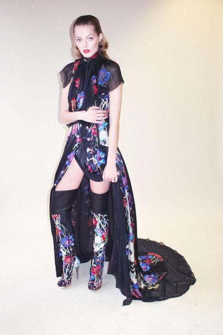 INSOLITE STAMPE FLOREALI NEGLI ABITI DI HERMIONE DE PAULA INSOLITE STAMPE FLOREALI NEGLI ABITI DI HERMIONE DE PAULA