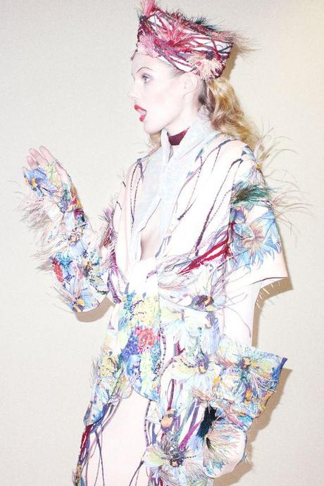 INSOLITE STAMPE FLOREALI NEGLI ABITI DI HERMIONE DE PAULA INSOLITE STAMPE FLOREALI NEGLI ABITI DI HERMIONE DE PAULA