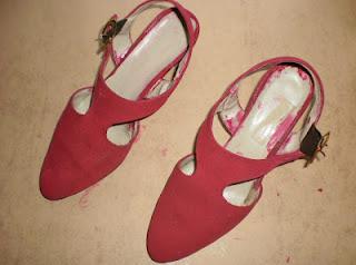 Refashion a 0 euro: le scarpette rosse. / La nouvelle vie (en rouge) des chaussures tristes