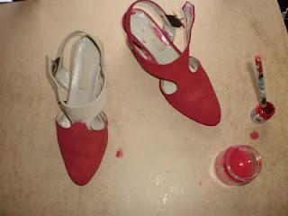 Refashion a 0 euro: le scarpette rosse. / La nouvelle vie (en rouge) des chaussures tristes