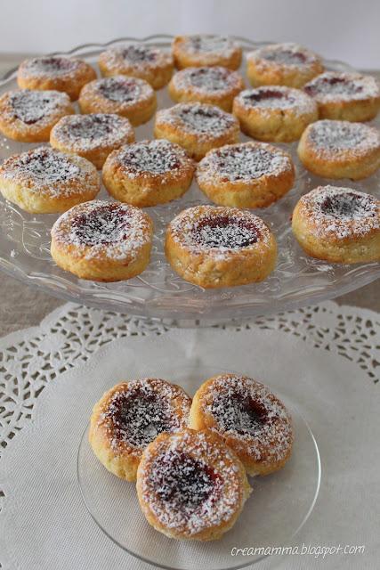 Biscotti di frolla alle mandorle con marmellata di susine