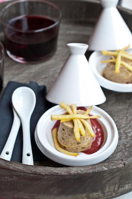 Budino di champignon con spuma al vino e sticks di patate