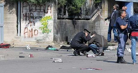 Brindisi, attentato davanti a una scuola Bomba uccide una 16enne