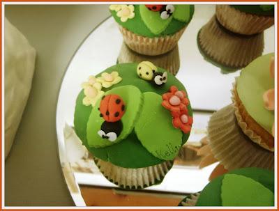 CONFETTI E CUPCAKES.....