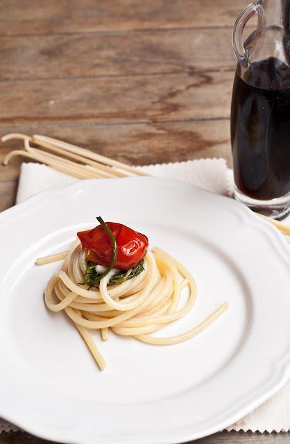 SpaghettOne, agretti, pomodori del Piennolo e colatura