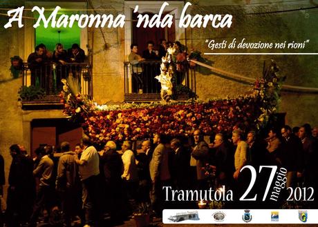 Il 27 maggio a  Tramutola,  la Madonna dei Miracoli esce in una barca di fiori