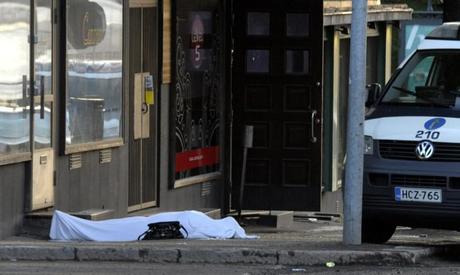 Finlandia, tiro al bersaglio alle 2 di notte: spara da un tetto su un gruppo di giovani. Due ragazzi uccisi, otto feriti gravi. Preso il killer, ha 18 anni