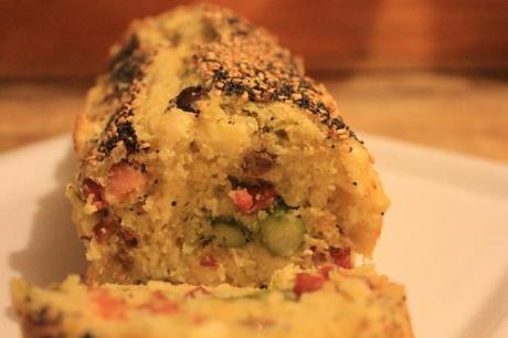 Plum cake con asparagi, olive e pancetta