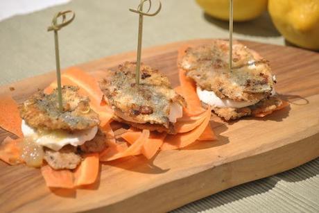 Sandwich di sarde in crosta di mandorle con fiordilatte e confettura di limoni