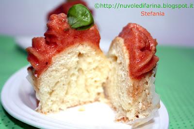 Cupcakes dolci con ricotta e basilico, ricoperti con sorbetto dolce al pomodoro