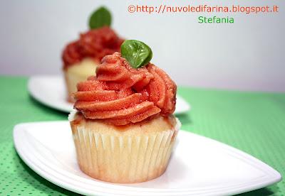 Cupcakes dolci con ricotta e basilico, ricoperti con sorbetto dolce al pomodoro