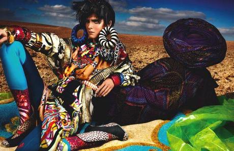 TRIONFO DI PATTERNS NELLE FOTOGRAFIE DI MARIO TESTINO PER VOGUE INGHILTERRA