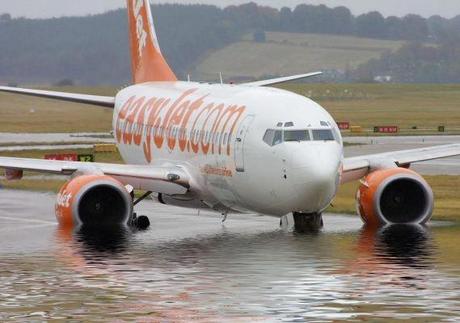 La hostess razzista di EasyJet, colpisce ancora.