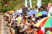 Gente festeggia il Fiji Day assistendo alla Bilibili race