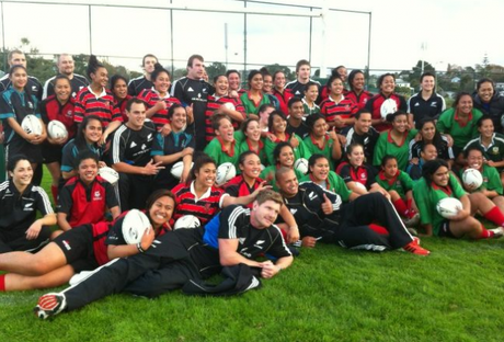 Ab Rugby girl La foto del giorno: gli All Blacks e un allenamento tra le ragazzine
