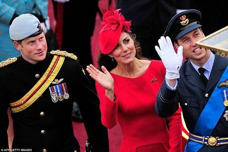 FASHION ICON | La Duchessa di Cambridge risplende in total red alla regata sul Tamigi