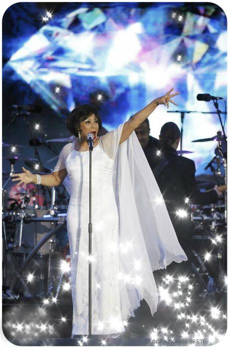 DAME SHIRLEY BASSEY, MERAVIGLIOSA, AL DIAMOND JUBILEE CONCERT DAME SHIRLEY BASSEY, MERAVIGLIOSA, AL DIAMOND JUBILEE CONCERT